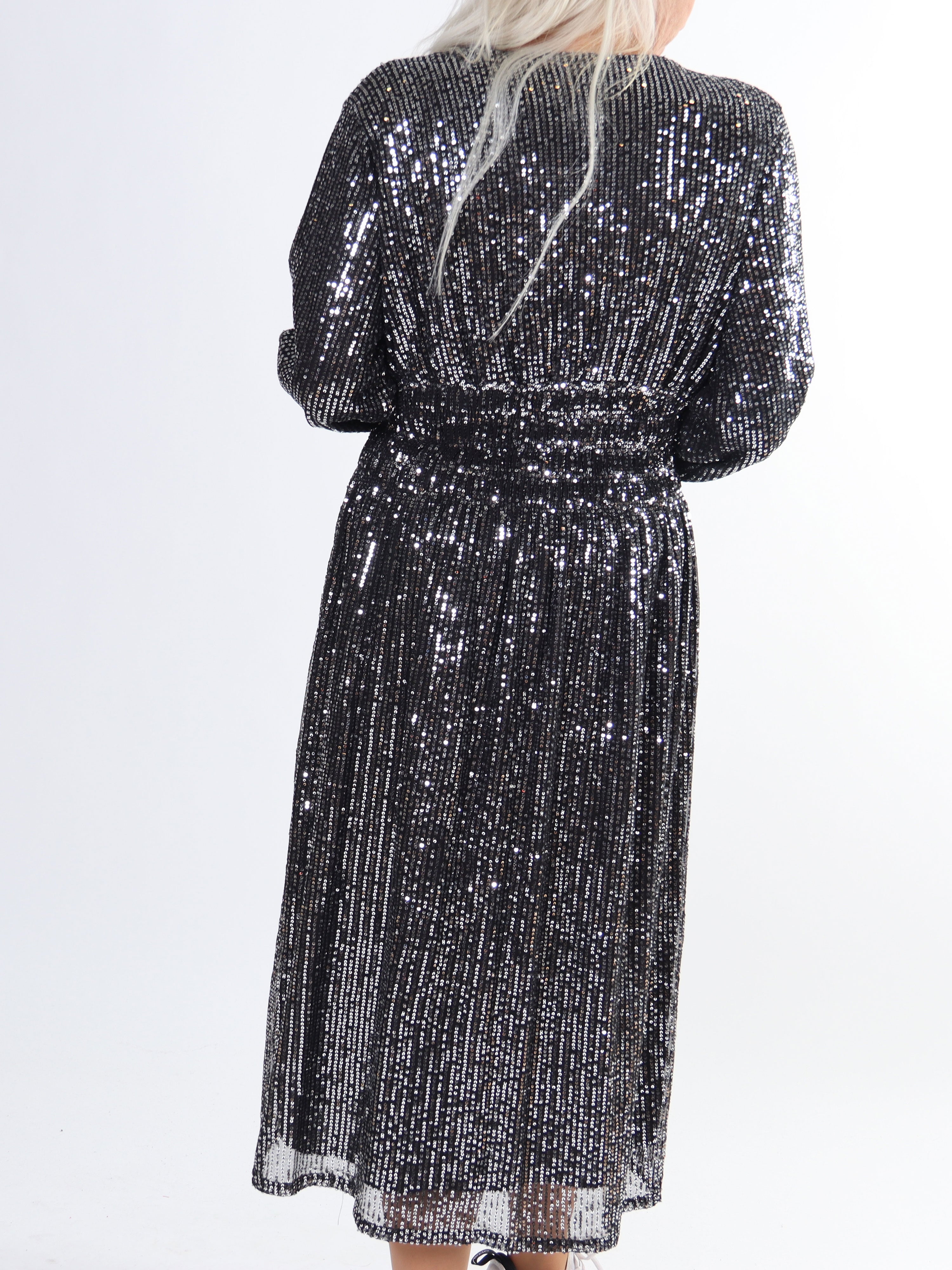 Pams Glitter Midi L/S - Plus size kjole med smock og pailletter